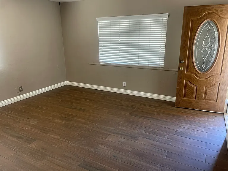 1409 Lindsay Dr — Photo 2