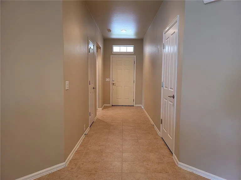 208 Hummingbird Ln — Photo 4