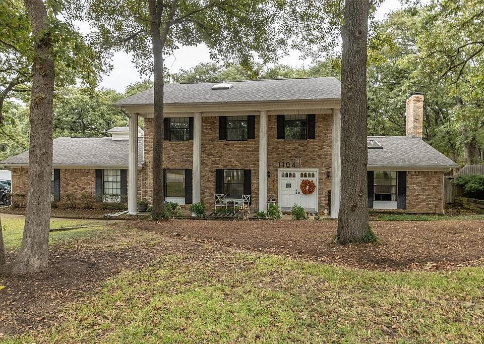 1st image of 1104 Oakwood Cir