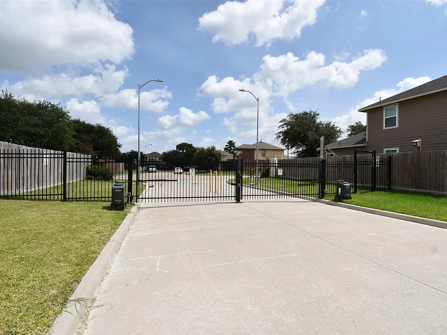4 bed, 2.5 bath, 1776 sqft, $2,200 — Photo 1