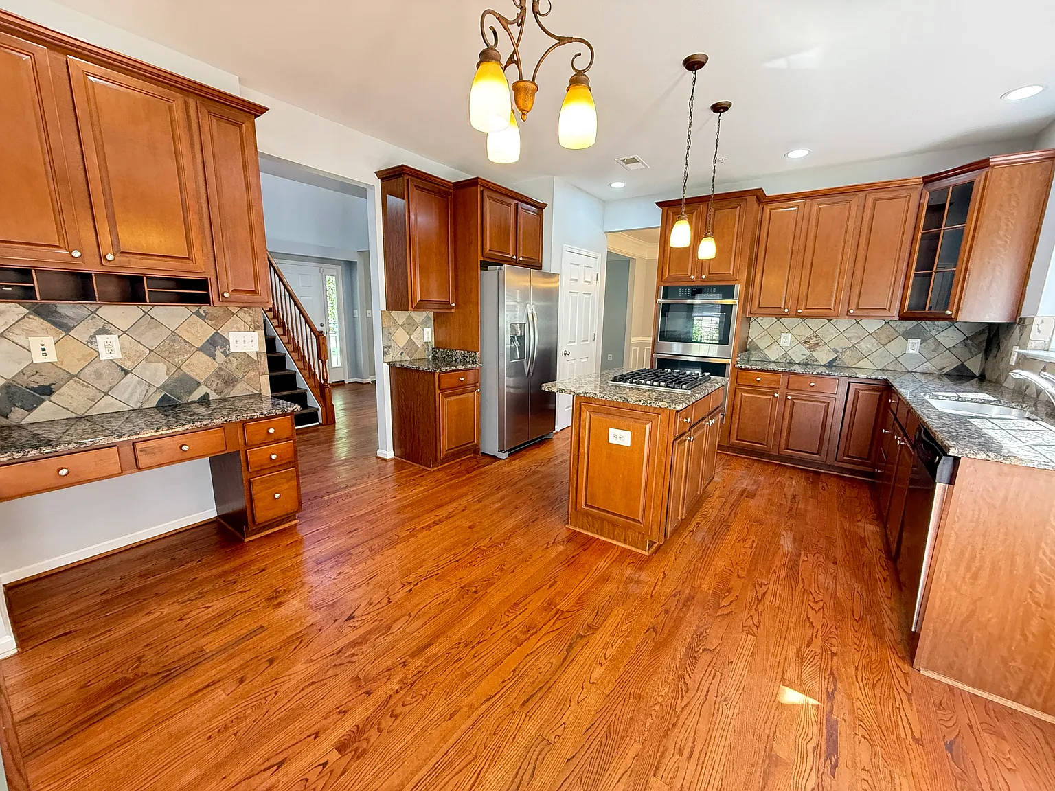 4 bed, 2.5 bath, 2292 sqft, $3,000 — Photo 3