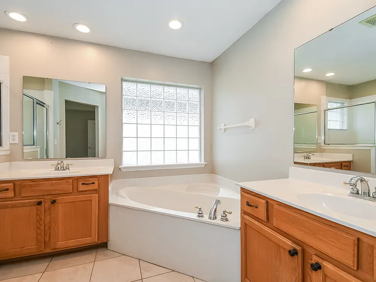 9135 Prosperity Lake Dr — Photo 11