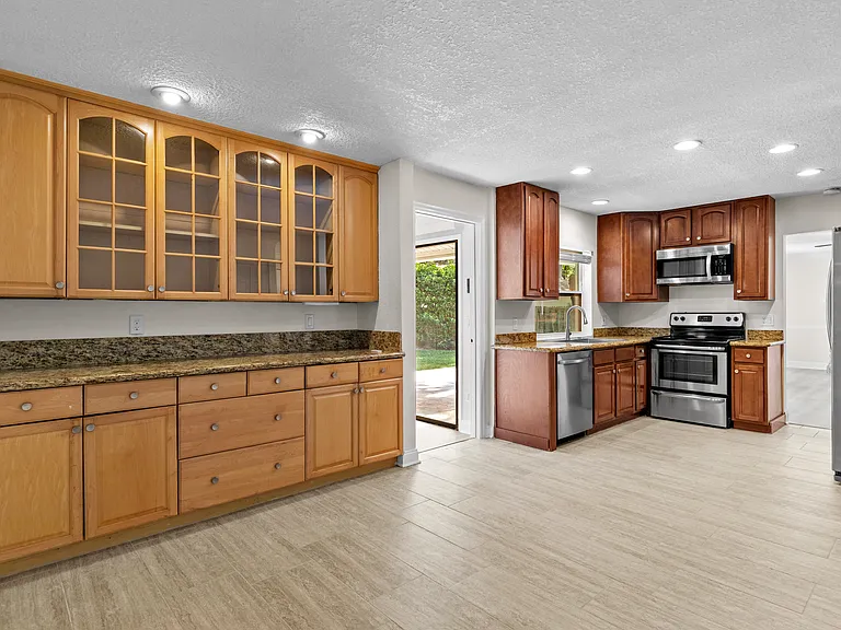74 Sanchez Dr E — Photo 10