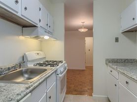 11 Longwood Dr