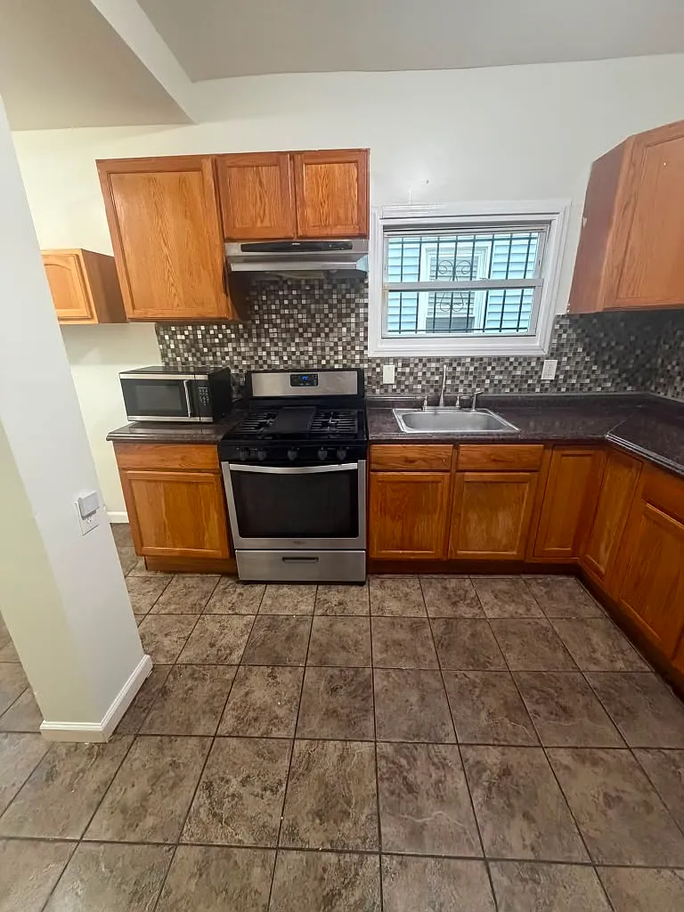 3 bed, $2,300 — Photo 4