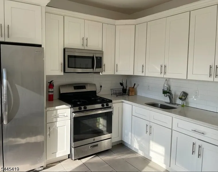 4 bed, 1.0 bath, $2,375 — Photo 3