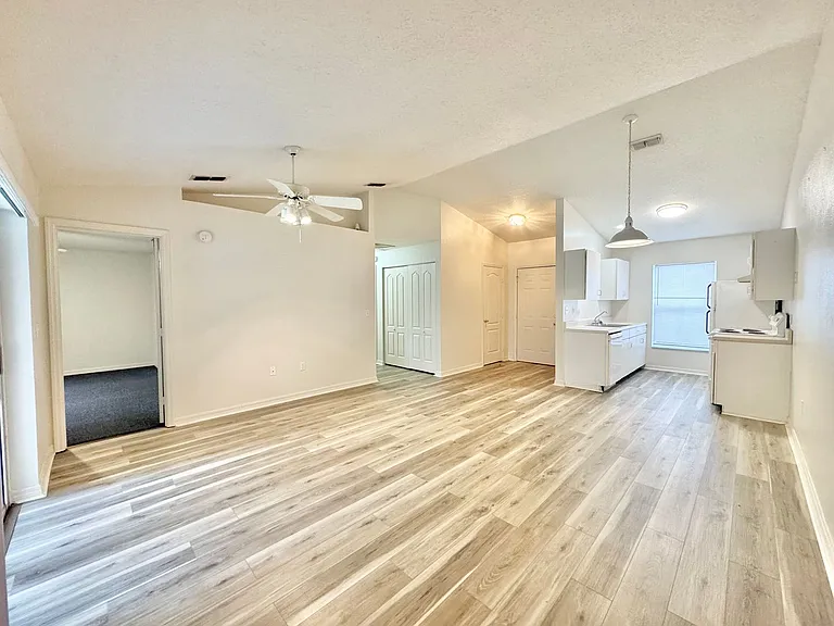 3228 Courtney Dr — Photo 2
