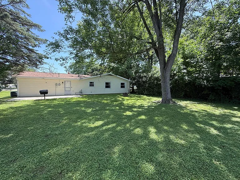 801 E Washington Center Rd — Photo 23
