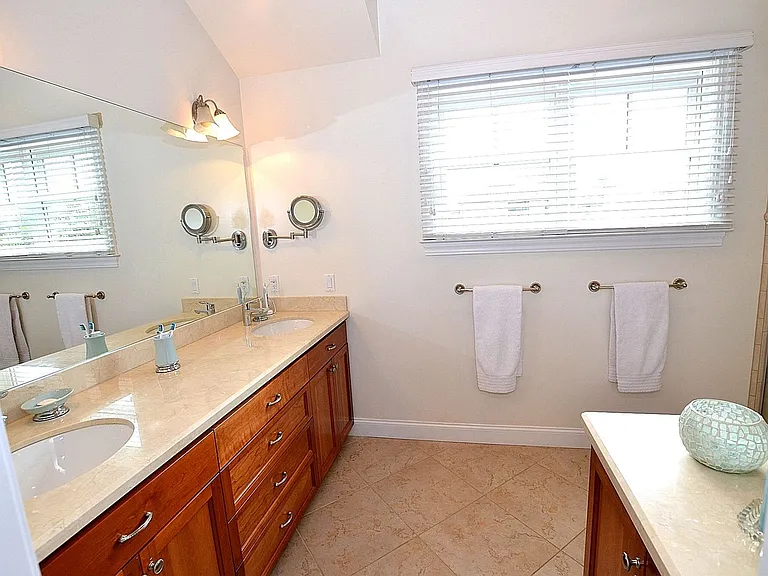 135 E Ave — Photo 13