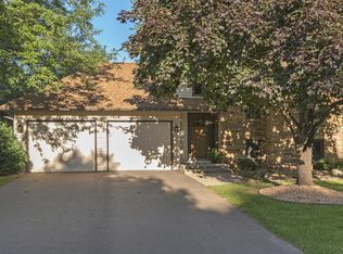 5570 Quinwood Ln N, Plymouth, MN 55442