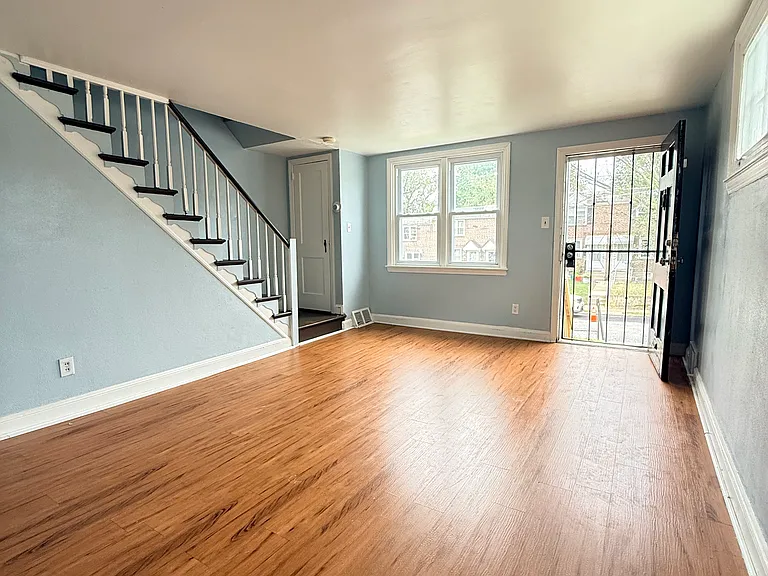 252 W 21st St — Photo 2