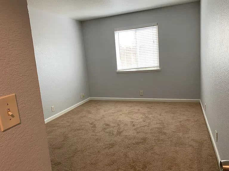 Spacious 2 Bedroom in the Heart of Oakdale!! — Photo 5