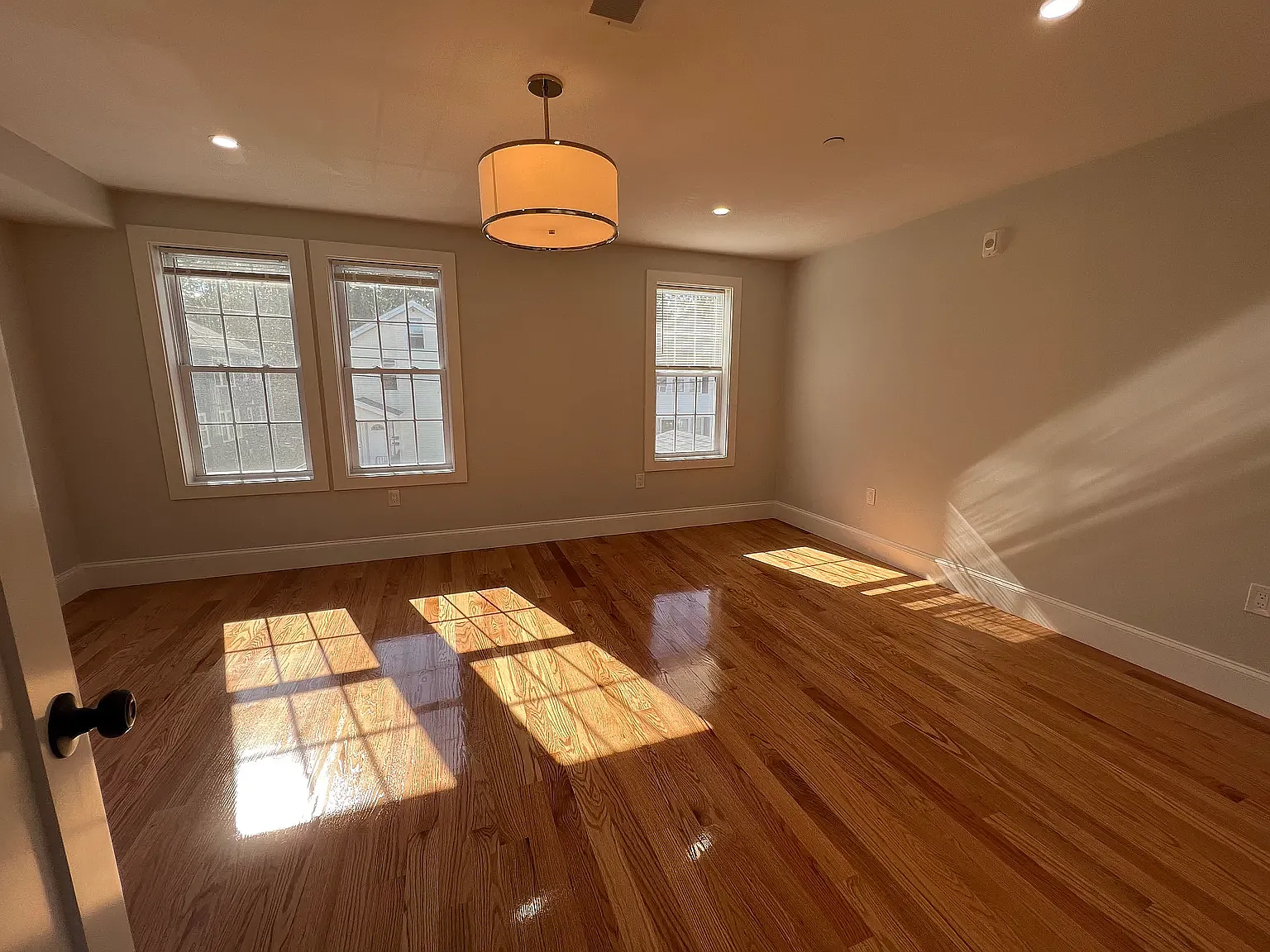4 bed, 3.5 bath, 1850 sqft, $4,600 — Photo 2