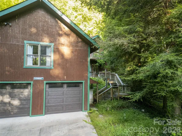 70 Stonegate Trl, Leicester, NC 28748