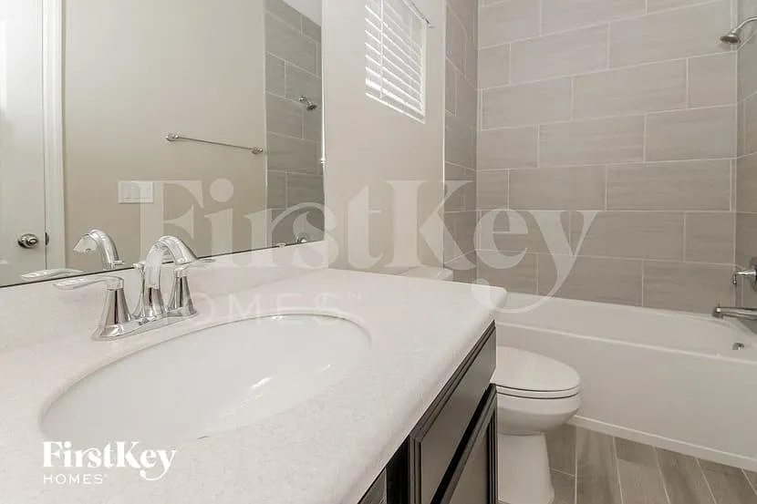 4 bed, 3.0 bath, 2006 sqft, $2,480 — Photo 2