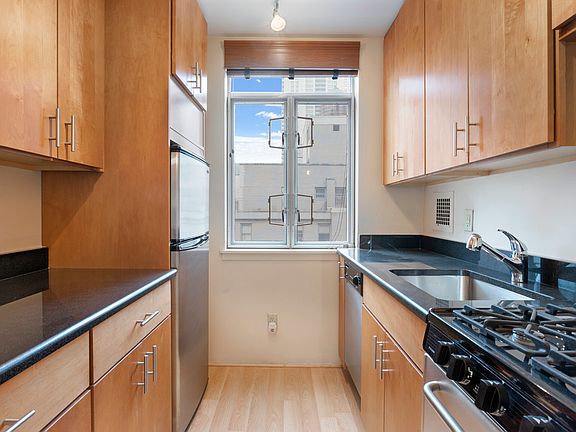 3rd image of 200 E 58th St APT 14A