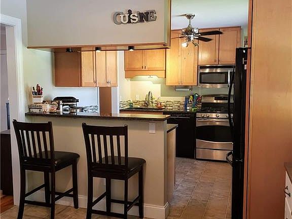 5th image of 11 Brentwood Dr