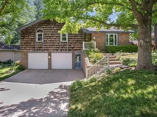 5512 NW Indian Hills Ln, Parkville, MO 64152