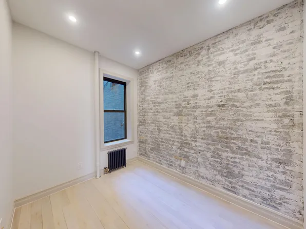 1031 Lorimer Street image 13 of 16