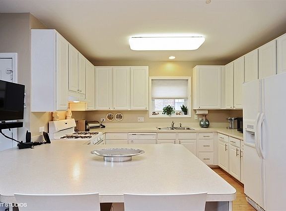 3rd image of 591 Pleasant Ave