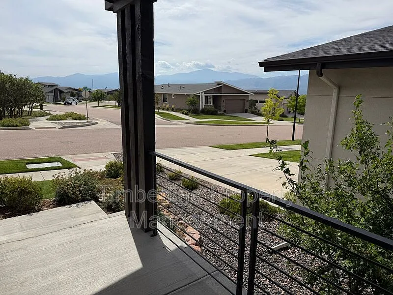 4 bed, 3.0 bath, 3489 sqft, $3,800 — Photo 2