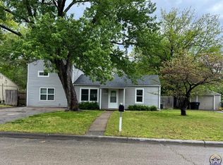 2416 SW Valley Brook Ln, Topeka, KS 66614