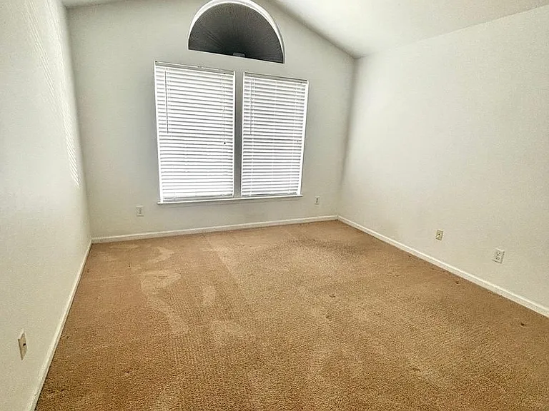 2307 Charing Cross Rd — Photo 13