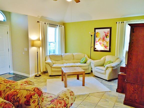 Cheery Living room with high Ceilings