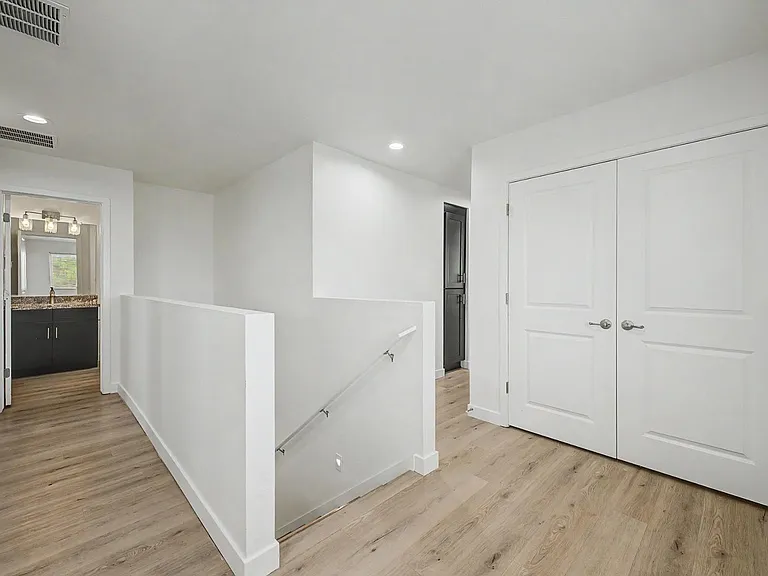 105 W Latona Rd — Photo 37