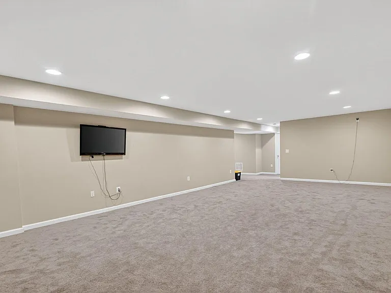 980 Basswood Dr — Photo 47
