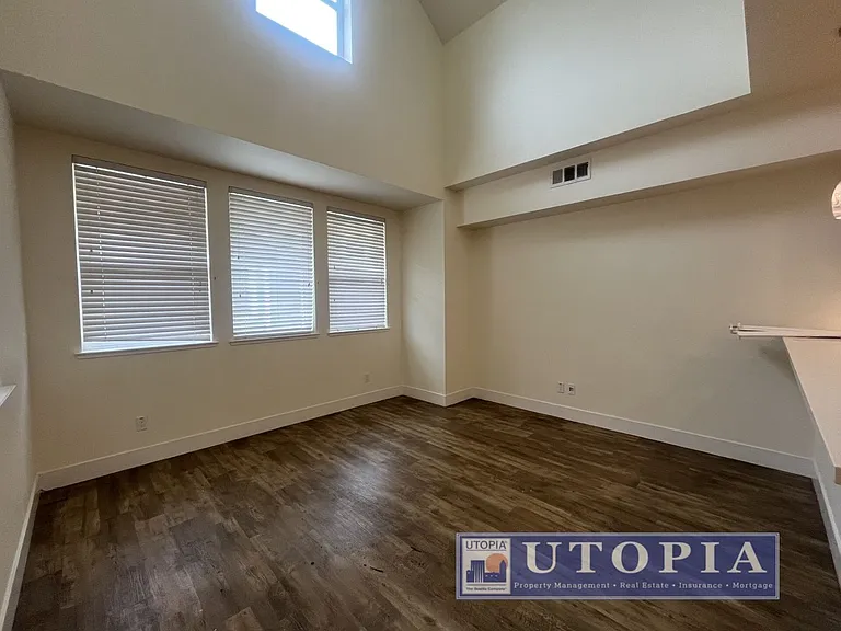 Beautiful and Spacious 3-bedroom, 3.5-bathroom Townhouse Located in the heart of Seabright. — Photo 14