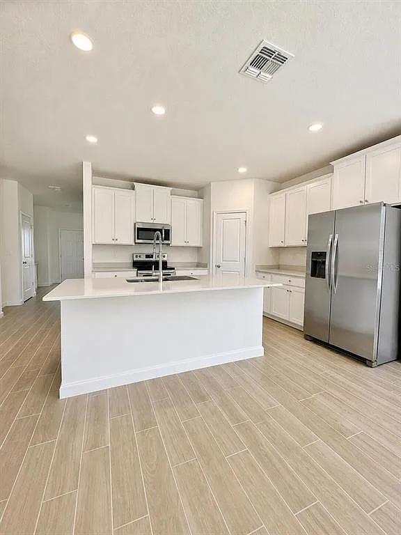4 bed, 2.0 bath, 2141 sqft, $2,500 — Photo 3