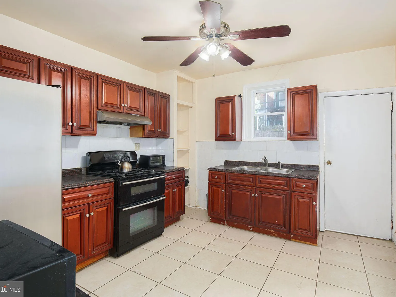 6 bed, 1998 sqft, $2,650 — Photo 2