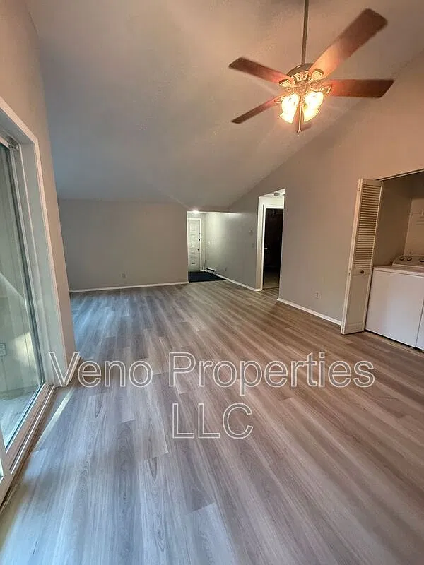 2 bed, 2.0 bath, 1000 sqft, $2,000 — Photo 4