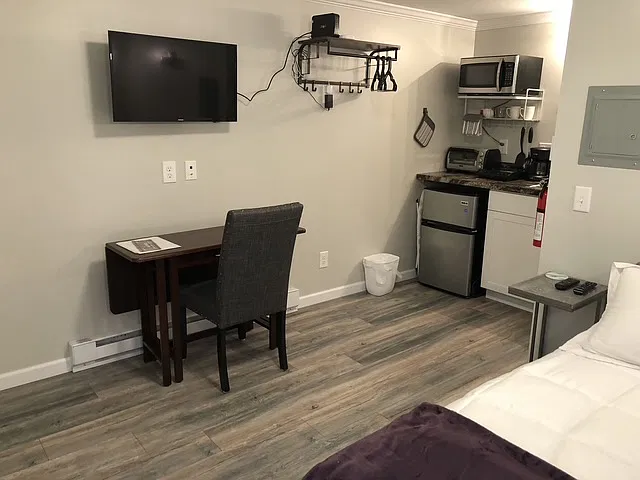Studio, $995 — Photo 3