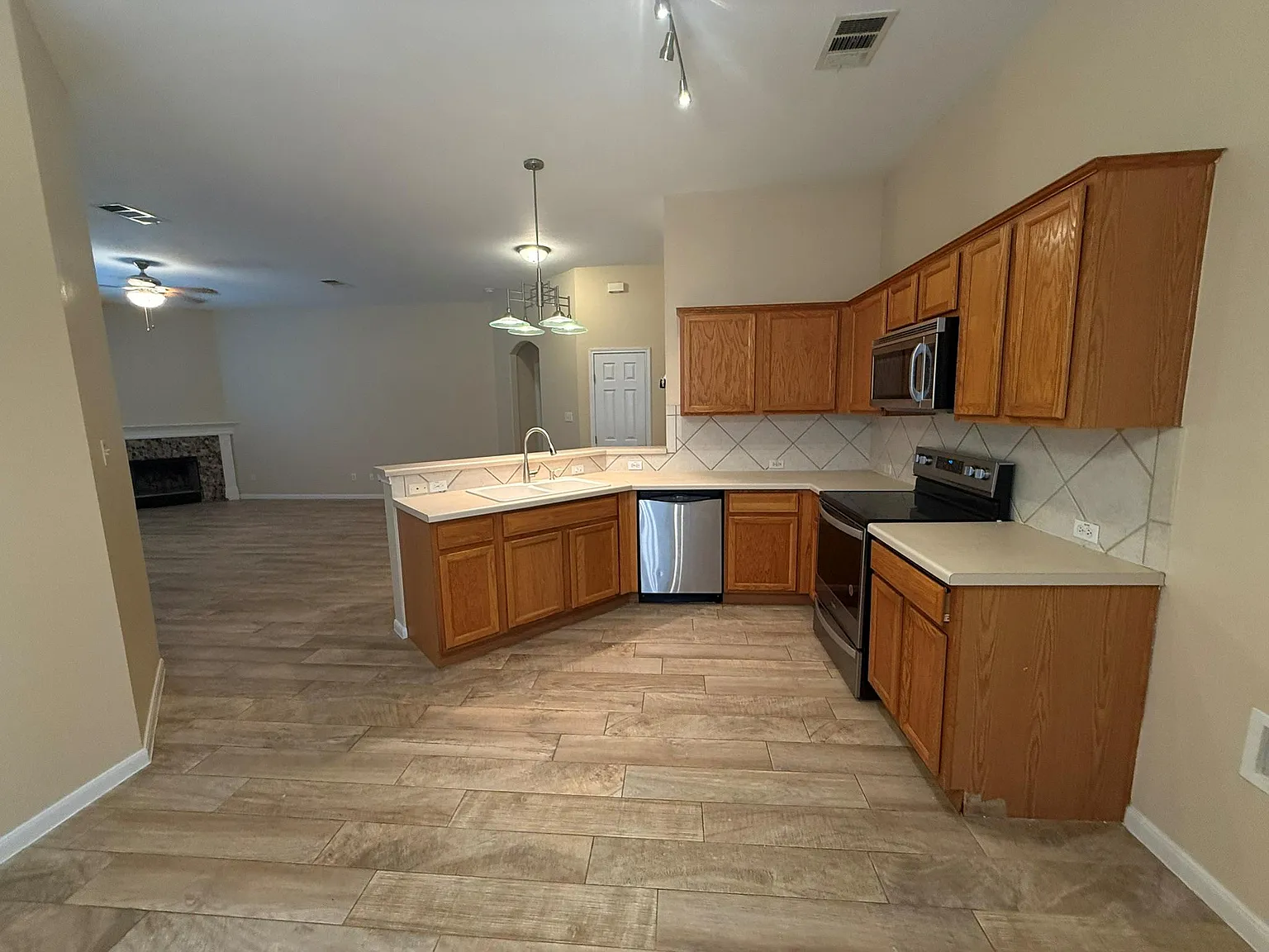 3 bed, 1818 sqft, $1,975 — Photo 4