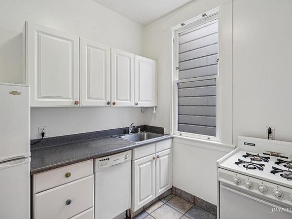 2nd image of 1240 California St #10