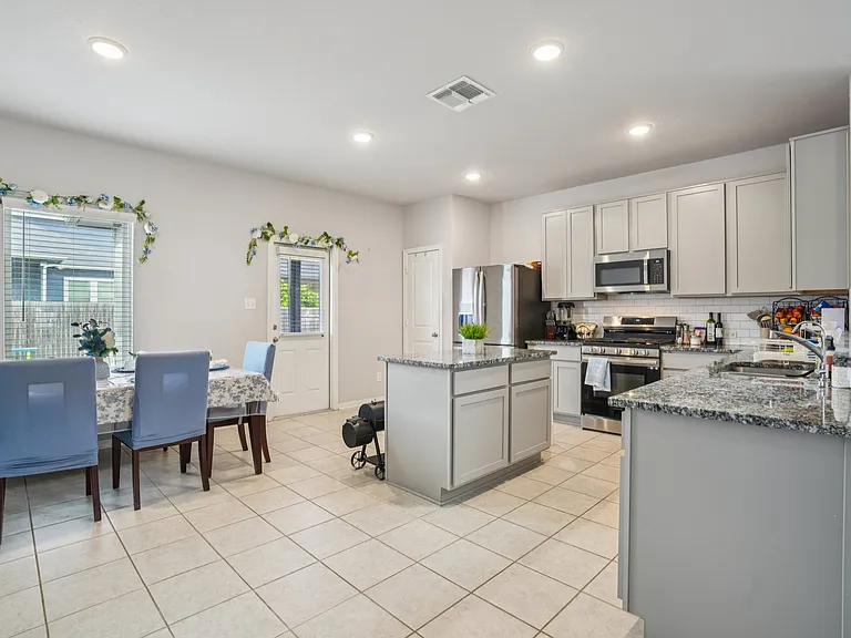 8915 Portobello Way — Photo 25