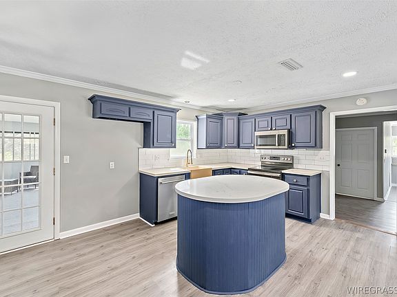 5th image of 553 Iris Rd