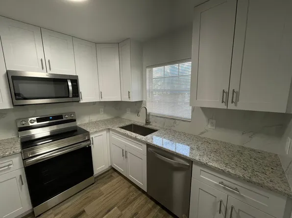 9073 Gervais Cir APT 1008, Naples, FL 34120