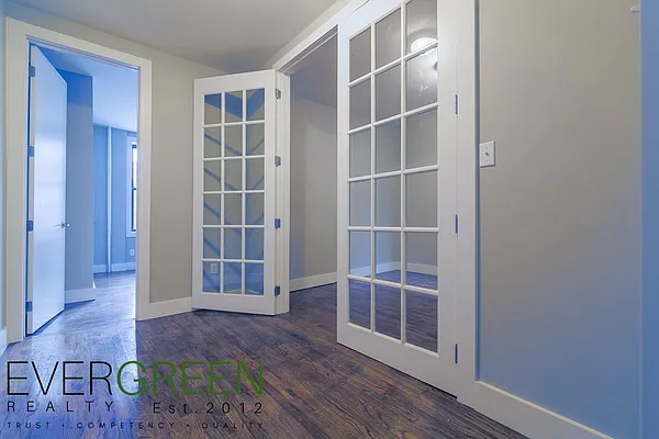 Rented by Evergreen Apartments BK | media 10