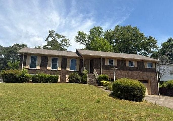 1st image of 995 Ridgewood Cir