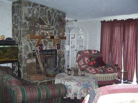 4th image of 2335 Moriczville Ln