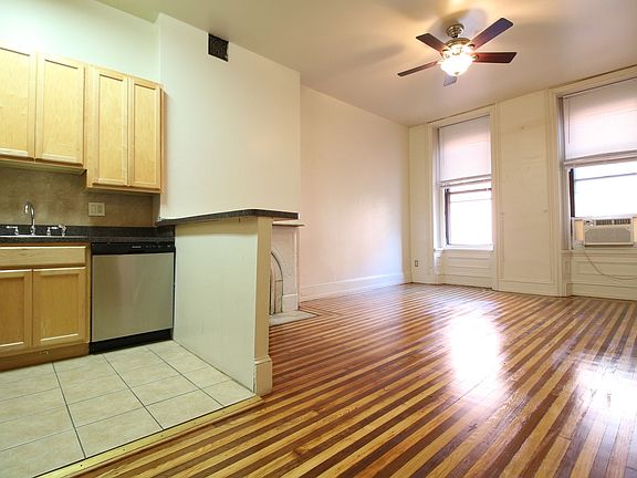 4th image of 2122 Walnut St #2F