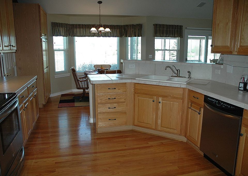 Upscale Appliances and Hardwood Flooring