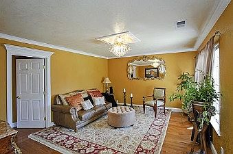 Living room :: 558 Scott Avenue
