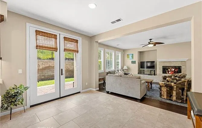 5 bed, 3875 sqft, $6,950 — Photo 3