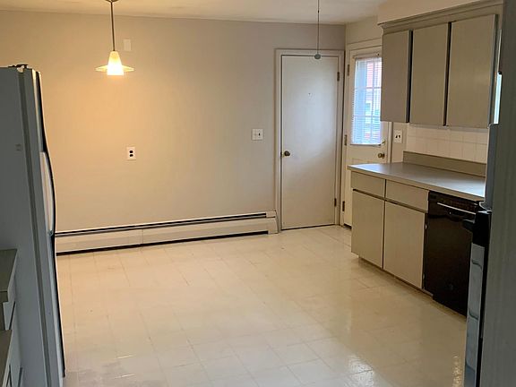 5th image of 8 Sheryl Ln #1