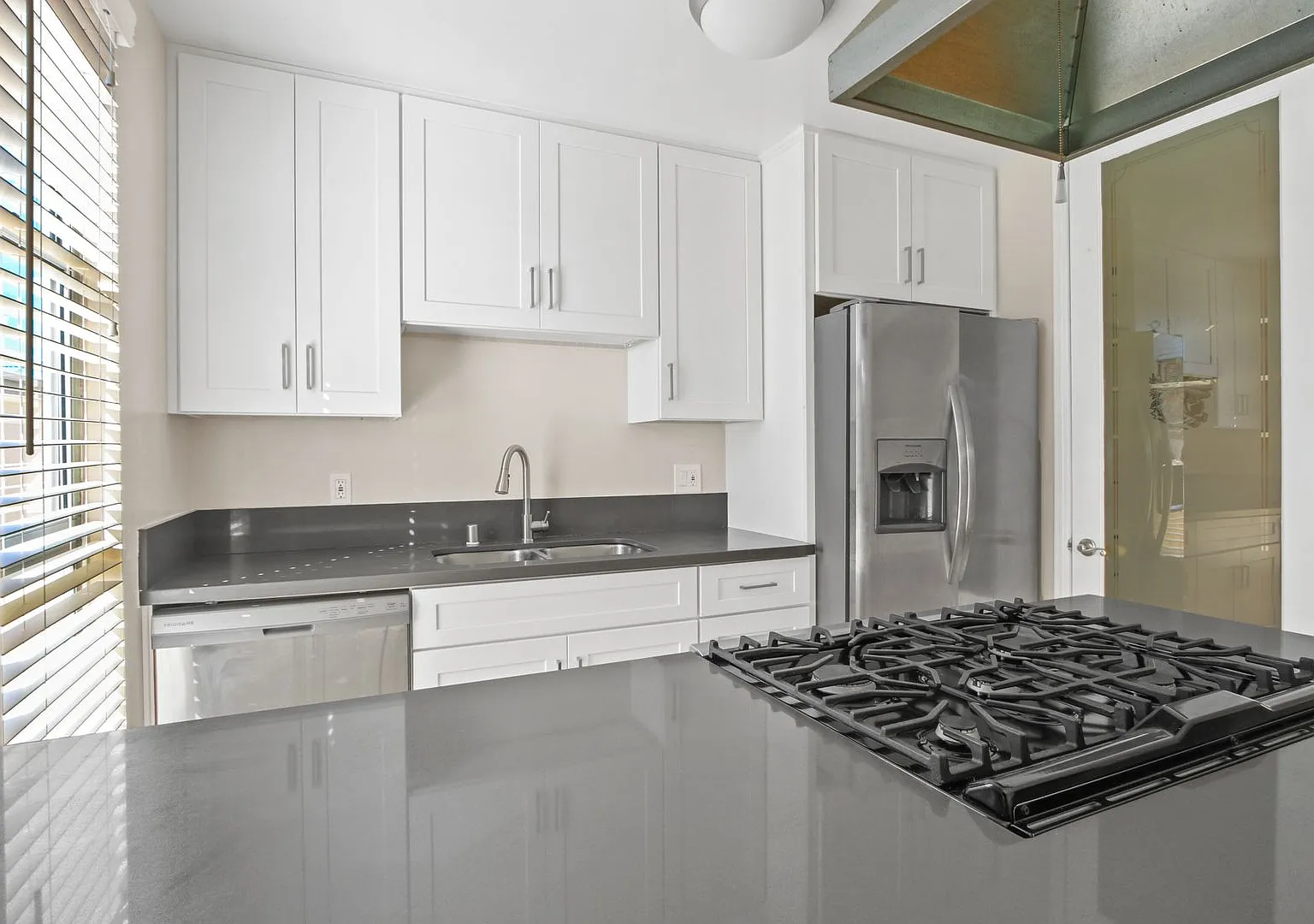 1133 16th St in Santa Monica - North of Wilshire Blvd! — Photo 2