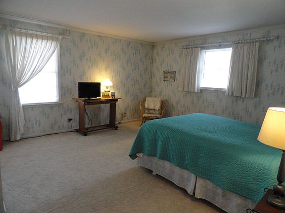5th image of 839 Mountain View Dr
